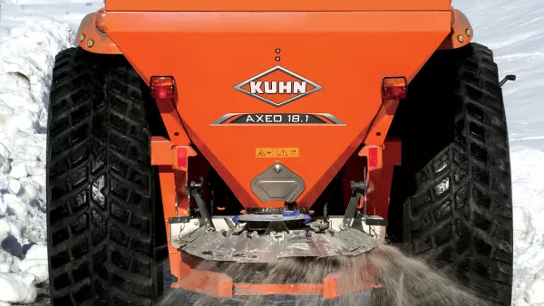 I deflettori in acciaio inossidabile dello spargisale e spargisabbia AXEO: distribuzione uniforme dei prodotti lungo i bordi e rispetto dell'ambiente.