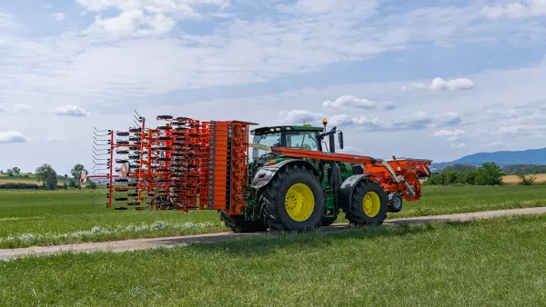 Combinazione di semina durante il trasporto, composta dall’erpice rotante HR 6040 RCS e dalla barra di semina BTFR 6030