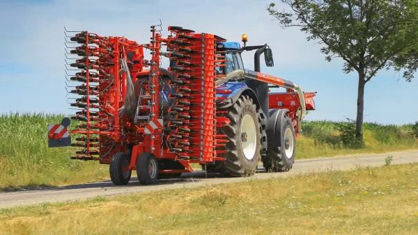 Combinazione di semina durante il trasporto, composta dall’erpice rotante HR 4530 RCS e dalla barra di semina BTFR 4530