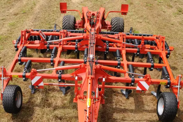 Il CULTIMER L attaccato al braccio di sollevamento per facilitare le manovre