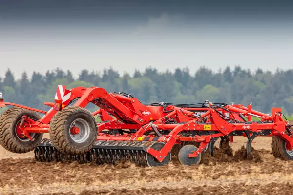 Il CULTIMER L 4000 equipaggiato con rullo HD-Liner, dotato di elevata capacità di compattamento