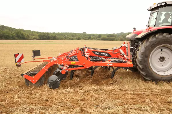 Il CULTIMER L 400R equipaggiato con dischi di livellamento