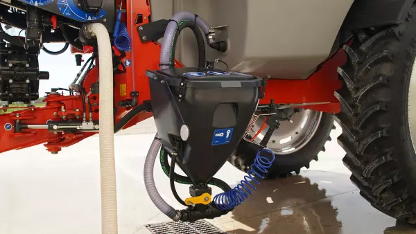 Incorporatore da 35 litri sul parallelogramma, integrato nel design del serbatoio