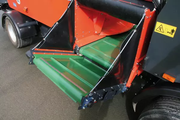 I tappeti inclinabili della gamma KUHN EUROMIX sono silenziosi e di facile manutenzione