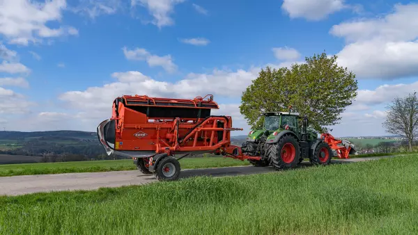 La falciacondizionatrice FC 13460 RA su strada.