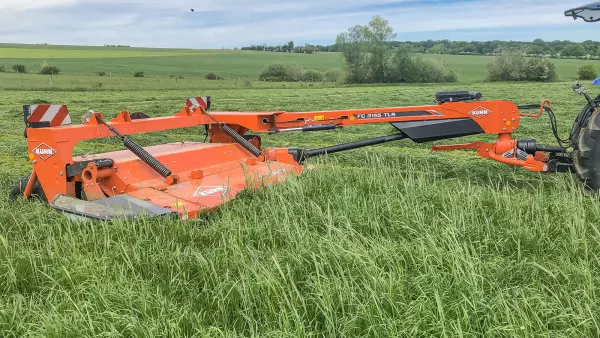 La falciacondizionatrice FC 3155 TLR al lavoro in un prato