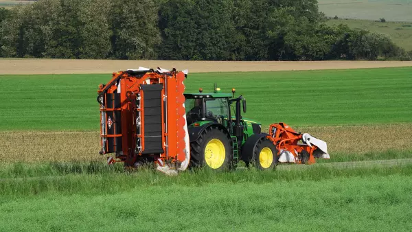 La falciacondizionatrice a tappeto con raggruppatore di andane in fase di trasporto su strada 