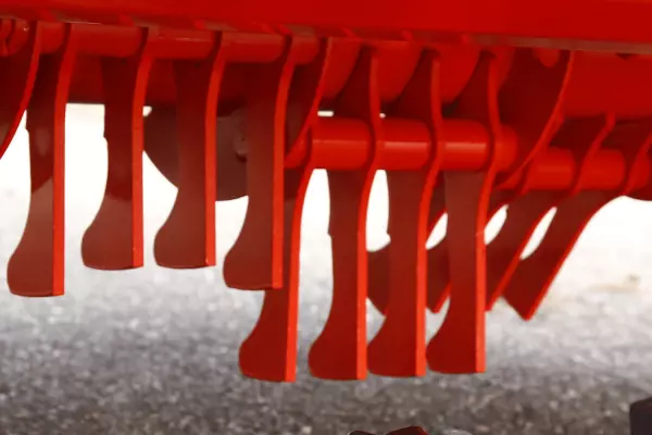 Il condizionatore con denti in acciaio è molto efficace su foraggio lungo, pesante e maturo, ma anche foraggio corto.