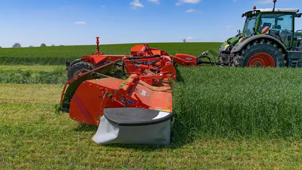 La qualità di adattamento al profilo del terreno è eccezionale con la falciacondizionatrice FC 13460