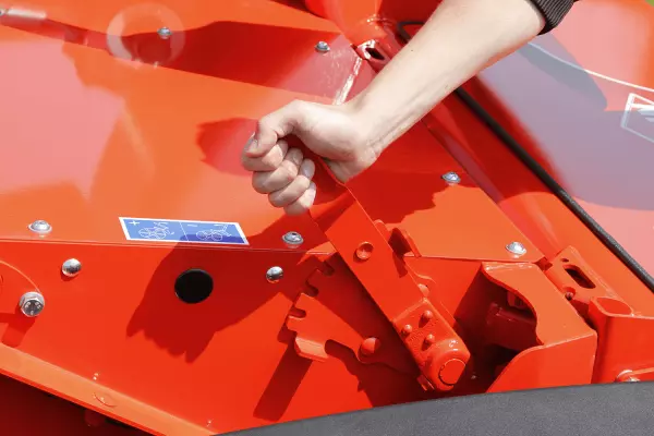 Alla fine del campo, l'unità frontale viene sollevata.