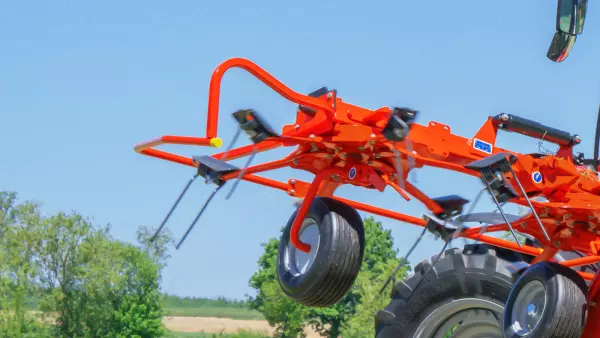 I denti asimmetrici dello spandivoltafieno GF 10803 raccolgono tutto il foraggio