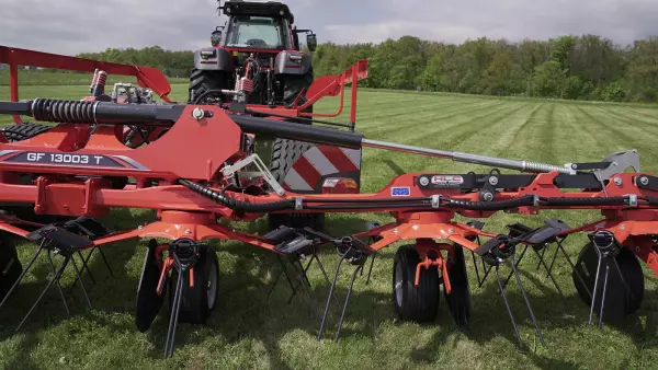 Le forche asimmetrice motnate sul rotore OPTITEDD consentono di raccogliere tutto il foraggio.