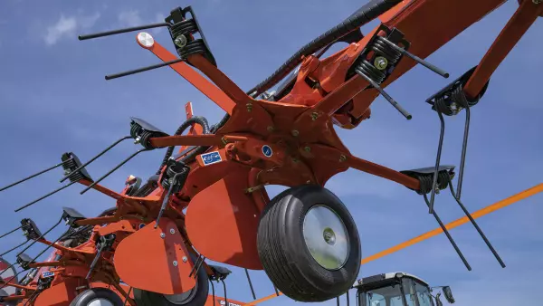 I piccoli rotori montati sui voltafieno GF 17003 T e GF 15003 T offrono numerosi vantaggi