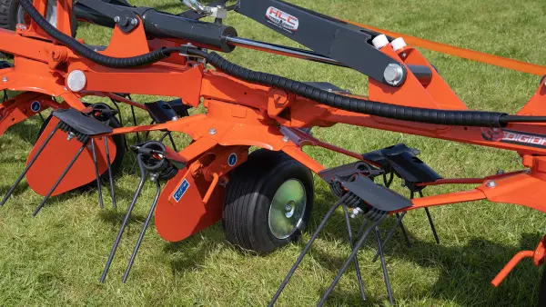 Le forche asimmetrice montate sul rotore OPTITEDD consentono di raccogliere tutto il foraggio.