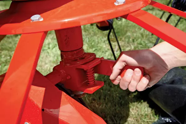 Posizionamento obliquo individuale per la lavorazione dei bordi