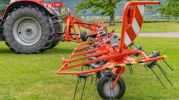 Il voltafieno GF 13003 raccoglie tutto il foraggio grazie alle sue forche asimmetriche