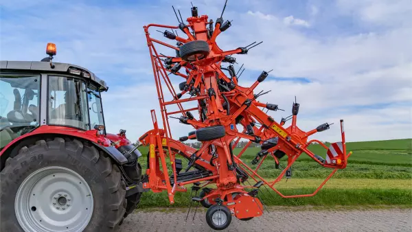 Il voltafieno portato GF 13003 è compatto durante il trasporto