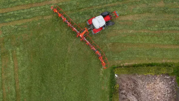 Il voltafieno GF 13003 è stabile in curva, durante il lavoro
