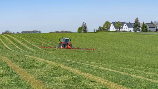 Il voltafieno GF 13003 si adatta perfettamente alle irregolarità del terreno