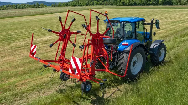 Il voltafieno GF 5903 durante il trasporto stradale in tutta sicurezza.