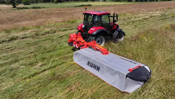 <span id="carac_297979_49890_1_2"> La protezione FLEXPROTECT sulle falciatrici GMD 3515 e GMD 4015 si deforma quando colpisce un ostacolo. </span>