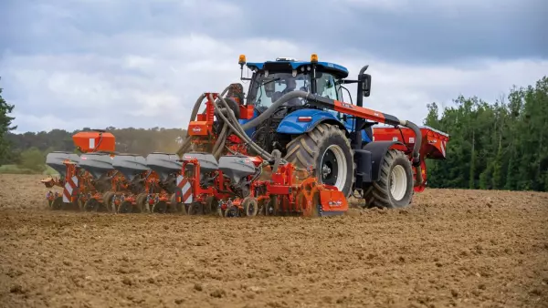 Combinazione di semina monogerme, composta da un erpice rotante HR 4530 RCS e da una barra di semina KOSMA CSM a 6 file