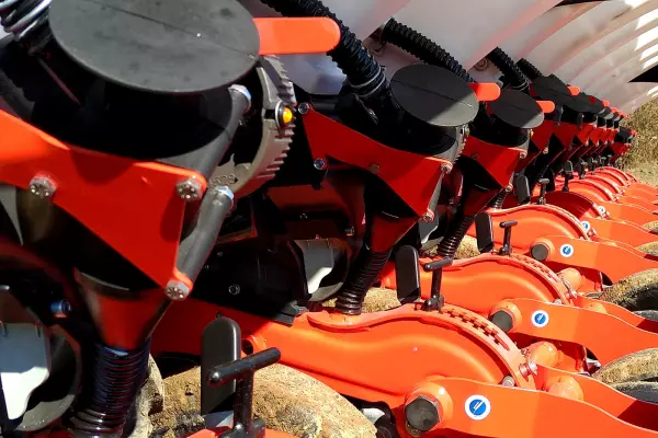 Con 120 kg di pressione sul terreno, il mantenimento a terra dell'elemento di semina KOSMA è garantito.