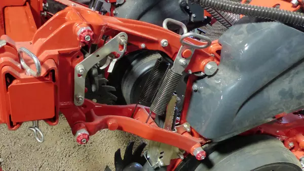 Il parallelogramma in ghisa garantisce un'affidabilità a prova di bomba per la seminatrice monogerme KOSMA