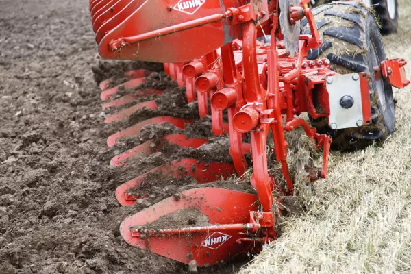 Sicurezza NSH dell'aratro VARI-LEADER al lavoro