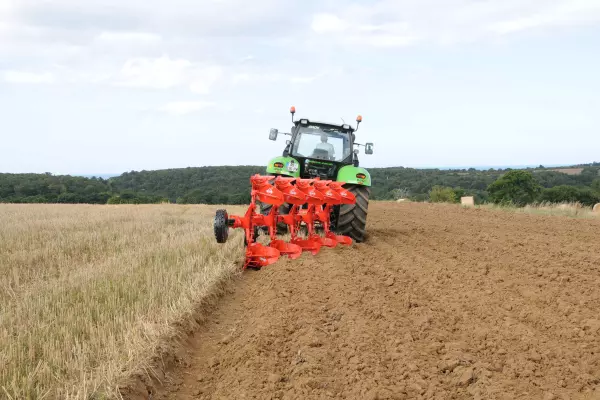 Gli aratri portati MASTER 103 richiedono soltanto 30 CV per ogni corpo per lavorare in modo efficiente.