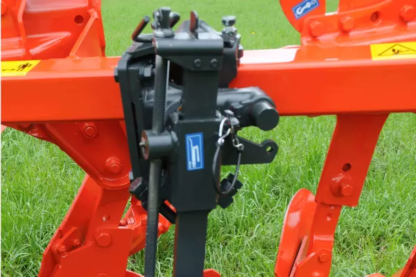 La ruota di regolazione girevole, con la sua fuoriuscita ridotta, permette di arare l'intero appezzamento.