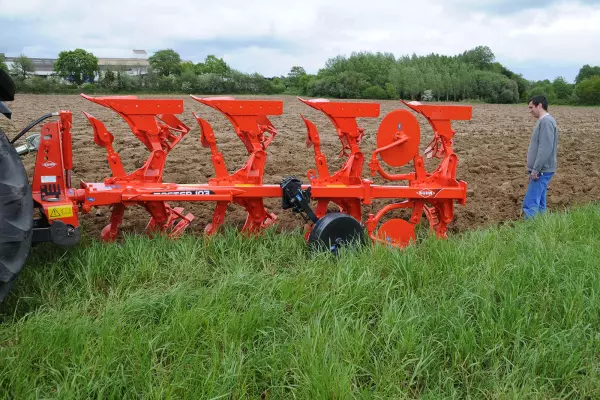 L'aratro portato MASTER 103 permette di lavorare in tutte le condizioni, grazie alla sua comprovata affidabilità.