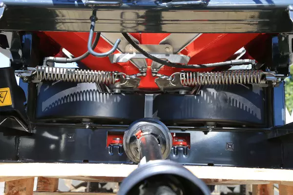 Lo spandiconcime MDS .2 versione K comanda le bocchette grazie a due martinetti idraulici a effetto semplice