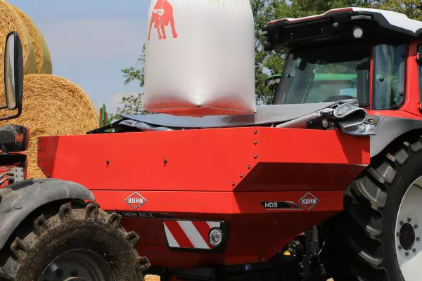 Tramoggia dalla capacità di 2000 l per il nuovo spandiconcime MDS 20.2 con un facile caricamento tramite big bag