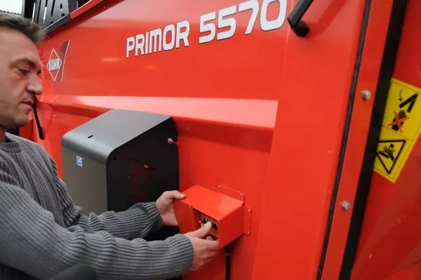 Comando del doppio portellone posteriore e del tappeto convogliatore situato nella parte posteriore sinistra dell'impagliatrice distributrice con trincia per il taglio prodotto KUHN PRIMOR 4260 M CUT CONTROL