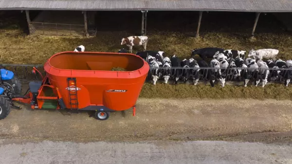 Ampio nastro di scarico per una distribuzione uniforme della razione