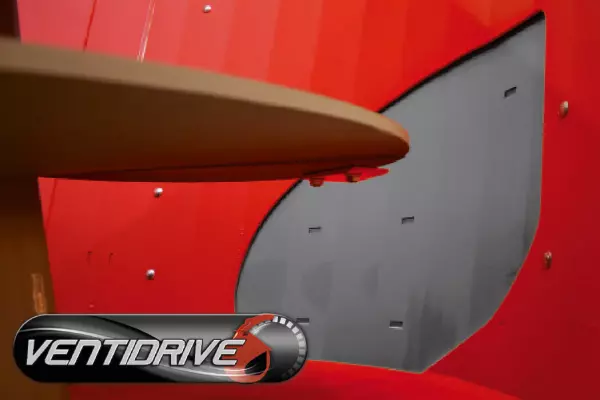 La forma asimmetrica brevettata del portello per la paglia VENTIDRIVE migliora la capacità di aspirazione della paglia della gamma PROFILE PLUS.