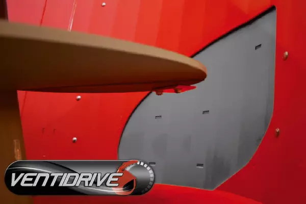 La forma asimmetrica brevettata del portello per la paglia VENTIDRIVE migliora la capacità di aspirazione della paglia della gamma PROFILE PLUS.