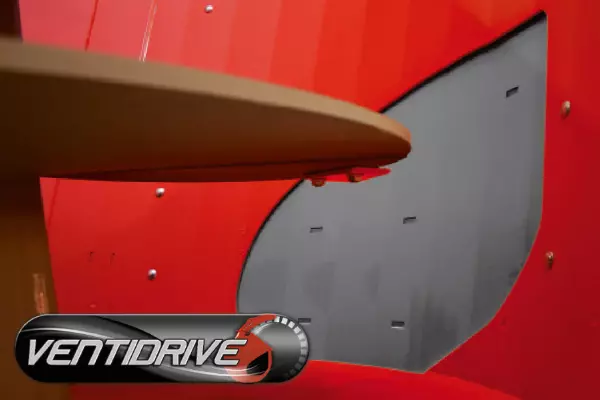 La forma asimmetrica brevettata del portello per la paglia VENTIDRIVE migliora la capacità di aspirazione della paglia della gamma PROFILE PLUS.