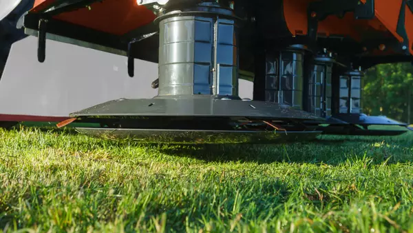 Le protezioni laterali pieghevoli (frontale e laterale) possono essere sollevate, agevolando le ispezioni giornaliere e la sostituzione dei coltelli