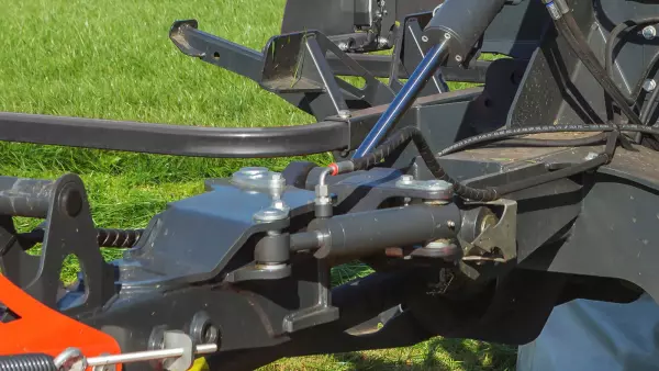 LIFT-CONTROL è un sistema di sospensione con un accumulatore ad azoto al posto della molla tradizionale. Il sistema sfrutta le forze che agiscono sulla falciatrice.