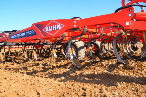 L'ampio spazio libero del PROLANDER permette di lavorare in presenza di residui