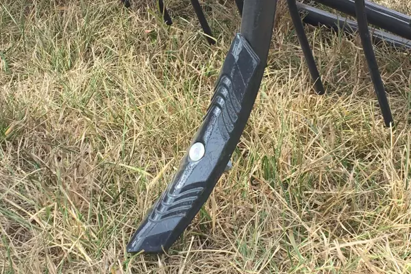 Il vomere diritto reversibile presenta un foro sul dente a S del PROLANDER