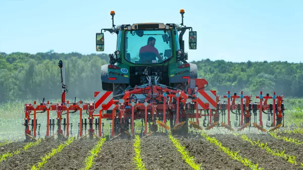 Foto della sarchiatrice ROWLINER con alcuni elementi di zappatura sollevati tramite SECTION CONTROL