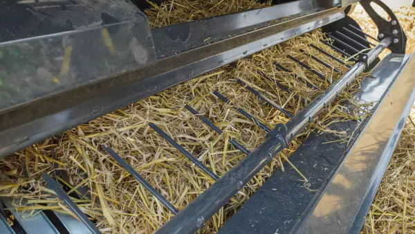 Il KUHN POWER FEED ROLLER è un rullo motrice posto sopra il pick-up per ottenere un flusso si prodotto costante