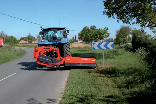 Grazie a un ampio spostamento orizzontale da 900 mm sulle trince laterali della serie SPRING-LONGER 80 la falciatrice riesce a evitare facilmente gli ostacoli.