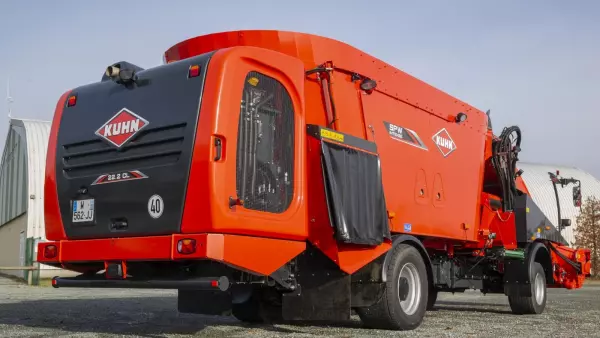 La distribution des mélangeuses KUHN SPW Intense s'effectue par un large tapis transversal positionné à l'avant de la machine