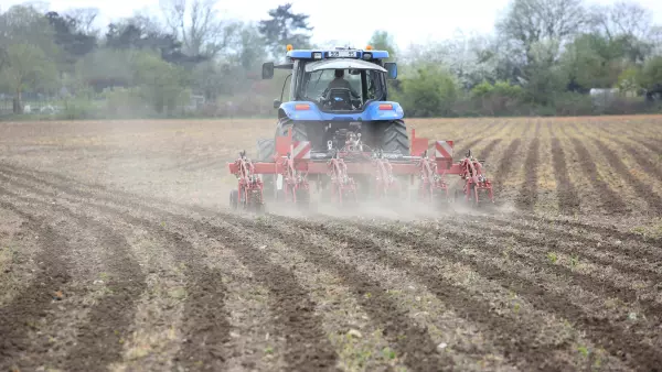 Il passaggio dello STRIGER 100 in primavera permette la preparazione della linea di semina