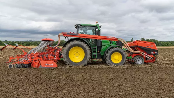 La trémie TF 2300 au travail dans un champs