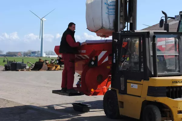 Tramoggia frontale TF 1512, facile da riempire tramite sacconi